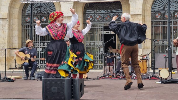 VERM&Uacute; FOLK con PATAS DE PECES