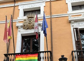 Bandera LGTBI en el Ayuntamiento de Paredes de Nava. Fotografía: PSOE