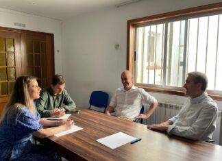 El PP traslada su preocupación por la situación del turismo en la ciudad y reclama medidas al equipo de Gobierno El Grupo Popular con los representantes hoteleros. Fotografía: Partido Popular