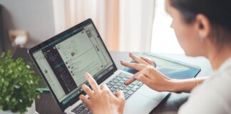 Un empleado en teletrabajo. / Oleksandr Pidvalnyi