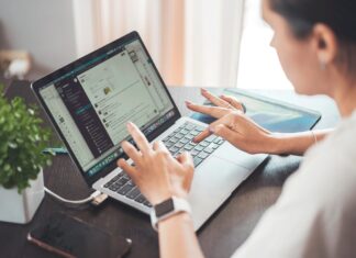 Un empleado en teletrabajo. / Oleksandr Pidvalnyi