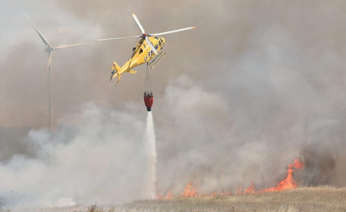 Incendio agr&iacute;cola de cultivos de cebada y vezas sin cosechar en el t&eacute;rmino de Villalob&oacute;n, han intervenido bomberos de la capital, Diputaci&oacute;n y Junta de Castilla y Le&oacute;n. Fotograf&iacute;a: Br&aacute;gimo (ICAL)