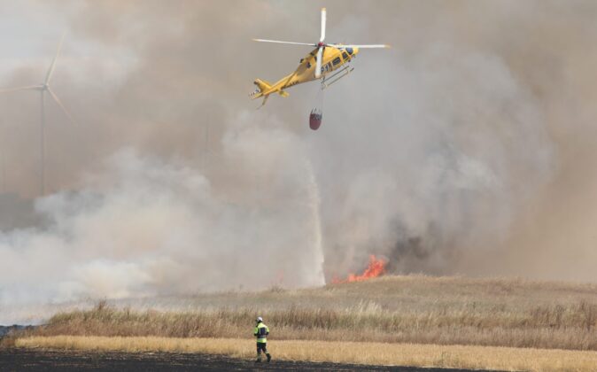 Incendio agr&iacute;cola de cultivos de cebada y vezas sin cosechar en el t&eacute;rmino de Villalob&oacute;n, han intervenido bomberos de la capital, Diputaci&oacute;n y Junta de Castilla y Le&oacute;n. Fotograf&iacute;a: Br&aacute;gimo (ICAL)