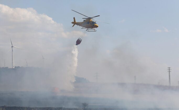 Incendio agr&iacute;cola de cultivos de cebada y vezas sin cosechar en el t&eacute;rmino de Villalob&oacute;n, han intervenido bomberos de la capital, Diputaci&oacute;n y Junta de Castilla y Le&oacute;n. Fotograf&iacute;a: Br&aacute;gimo (ICAL)