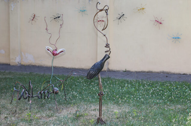 Exposici&oacute;n 'Bichos' de Jos&eacute; Castrillo en el patio del museo de arte contempor&aacute;neo de Carri&oacute;n de los Condes (Palencia). Br&aacute;gimo (ICAL)