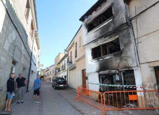 El fuego, originado por un patinete eléctrico, ha afectado por completo al edificio número 33 de la calle de Uso(antigua Antonio Monedero). Fotorafía: Brágimo (ICAL)