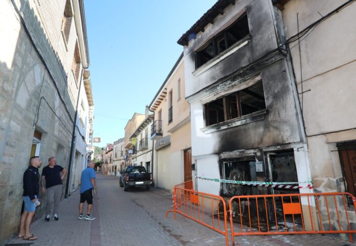 El fuego, originado por un patinete eléctrico, ha afectado por completo al edificio número 33 de la calle de Uso(antigua Antonio Monedero). Fotorafía: Brágimo (ICAL)