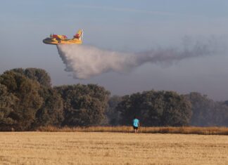 Un hidroavión del 43 Grupo de las Fuerzas Armadas hace una descarga sobre el Monte en el incendio de Paredes de Monte. / Brágimo (ICAL)