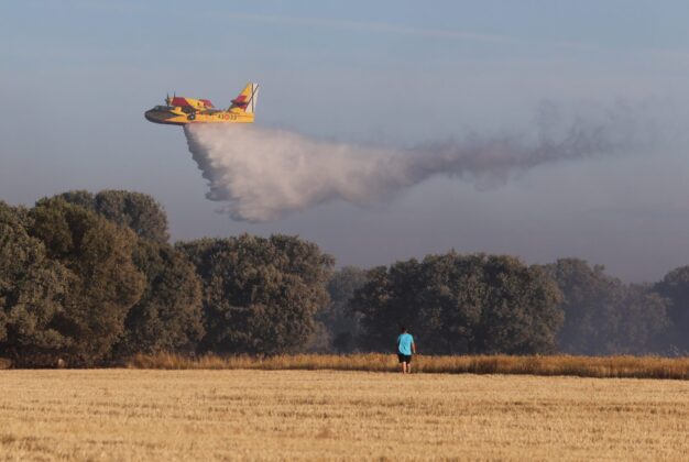 Un hidroavi&oacute;n del 43 Grupo de las Fuerzas Armadas hace una descarga sobre el Monte en el incendio de Paredes de Monte. / Br&aacute;gimo (ICAL)