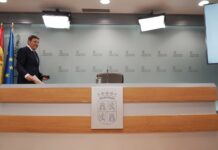 El consejero de Economía y Hacienda y portavoz de la Junta, Carlos Fernández Carriedo, comparece en rueda de prensa posterior al Consejo de Gobierno. Fotografía: Rubén Cacho (ICAL)