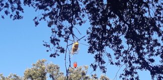 Un helicóptero se encamina a cargar en las piscinas del Monte. / Óscar Herrero