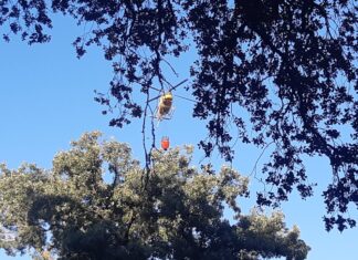 Un helicóptero se encamina a cargar en las piscinas del Monte. / Óscar Herrero