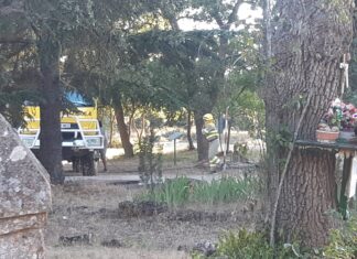 Operarios de una autobomba cargan de agua su camión en el Monte. / Óscar Herrero