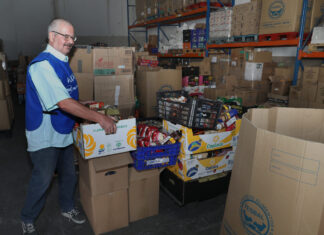 Un esfuerzo constante frente a la adversidad En la imagen un voluntario del banco realiza tareas de trasporte de productos de alimentación donados. Fotografía: Brágimo (ICAL)