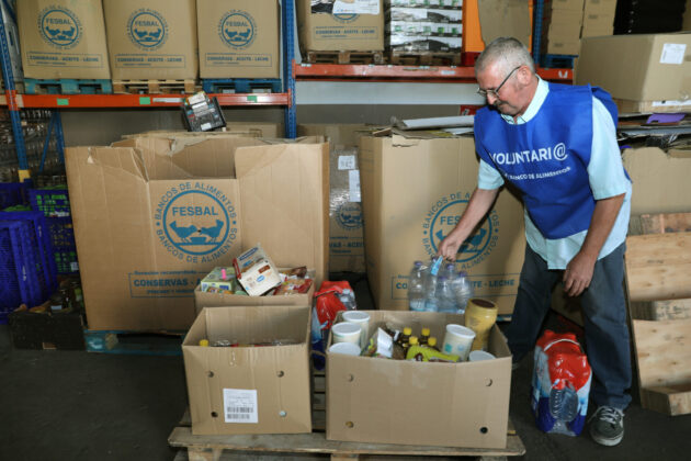 En la imagen un voluntario del banco realiza tareas de trasporte de productos de alimentaci&oacute;n donados. Fotograf&iacute;a: Br&aacute;gimo (ICAL)