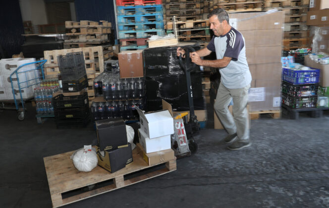 En la imagen un voluntario del banco realiza tareas de trasporte de productos de alimentaci&oacute;n donados. Fotograf&iacute;a: Br&aacute;gimo (ICAL)