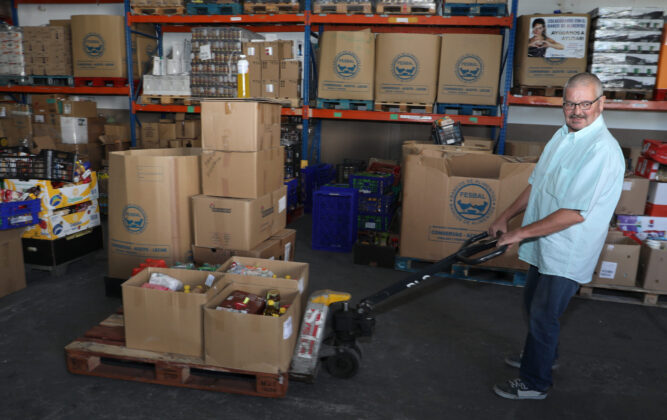 En la imagen un voluntario del banco realiza tareas de trasporte de productos de alimentaci&oacute;n donados. Fotograf&iacute;a: Br&aacute;gimo (ICAL)