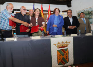 La consejera de Agricultura, Ganadería y Desarrollo Rural, María González Corral, acompañada de la secretaria de estado de Agricultura, Begoña García; del presidente de la Comunidad de Regantes, Juan José Caminero; y del presidente de SEIASA, Francisco Mulero, entre otros, asisten a la firma del convenio para la modernización de la Comunidad de Regantes Carrión Saldaña-Villamoronta Fase II