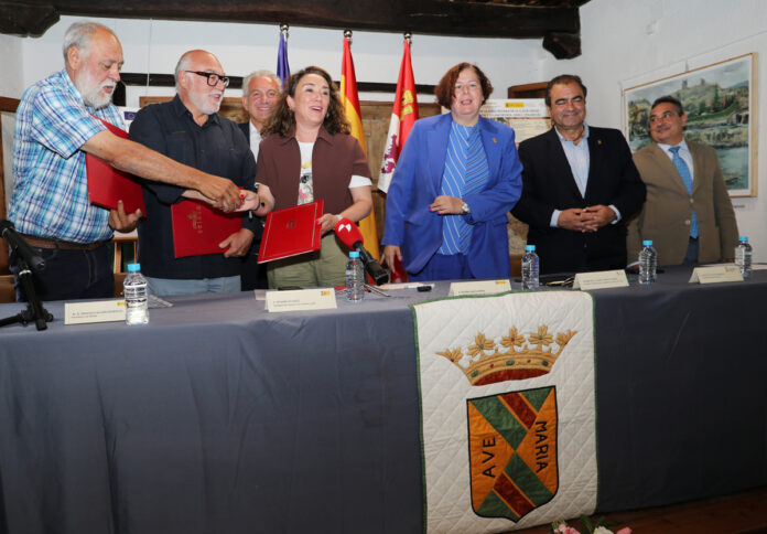 La consejera de Agricultura, Ganadería y Desarrollo Rural, María González Corral, acompañada de la secretaria de estado de Agricultura, Begoña García; del presidente de la Comunidad de Regantes, Juan José Caminero; y del presidente de SEIASA, Francisco Mulero, entre otros, asisten a la firma del convenio para la modernización de la Comunidad de Regantes Carrión Saldaña-Villamoronta Fase II