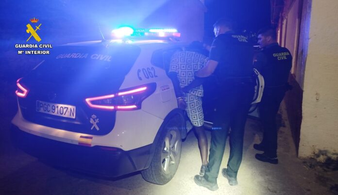 Detenido tras sustraer 4.000 € en joyas de una vivienda de Mave Detenido tras sustraer 4.000 € en joyas de una vivienda de Mave. Fotografía: Guardia Civil