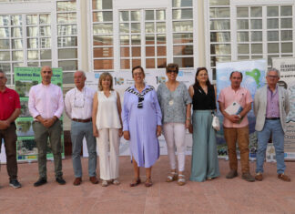 La presidenta de la Diputación, Ángeles Armisén(C), firma los convenios de colaboración con los Grupos de Acción Local Montaña Palentina, Páramos y Valles, Araduey Campos y Adri Cerrato; (IaD) Javier San Millán de Paramos y Valles; María Jose de la Fuente de Cerrato Palentino; María Victoria Grande de Araduey-Campos; y Manuel Maza de Montaña Palentina. Fotografía: Brágimo (ICAL)