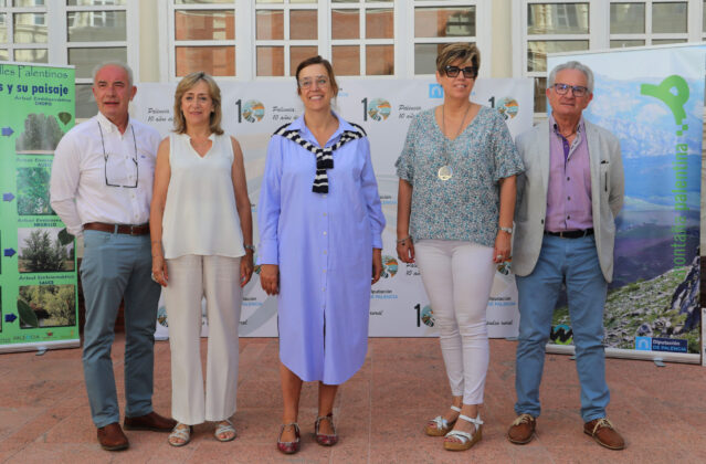 La presidenta de la Diputaci&oacute;n, &Aacute;ngeles Armis&eacute;n(C), firma los convenios de colaboraci&oacute;n con los Grupos de Acci&oacute;n Local Monta&ntilde;a Palentina, P&aacute;ramos y Valles, Araduey Campos y Adri Cerrato; (IaD) Javier San Mill&aacute;n de Paramos y Valles; Mar&iacute;a Jose de la Fuente de Cerrato Palentino; Mar&iacute;a Victoria Grande de Araduey-Campos; y Manuel Maza de Monta&ntilde;a Palentina