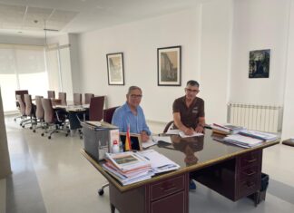 Firma del convenio entre el Ayuntamiento de Guardo y el Club Balonmano Fuentes Carrionas