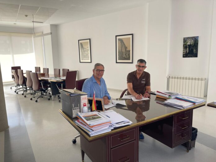 Firma del convenio entre el Ayuntamiento de Guardo y el Club Balonmano Fuentes Carrionas