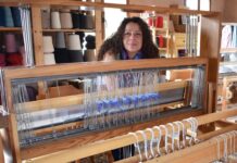 ICAL - Idem de Lienzo, la magia de un telar muy vivo. En la imagen Luisa Guardo en su taller frente a un telar.