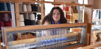 ICAL - Idem de Lienzo, la magia de un telar muy vivo. En la imagen Luisa Guardo en su taller frente a un telar.