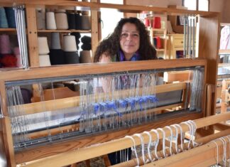 ICAL - Idem de Lienzo, la magia de un telar muy vivo. En la imagen Luisa Guardo en su taller frente a un telar.