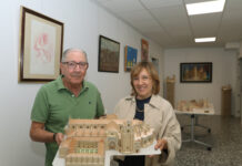 El delineante jubilado, Fernando Vaquero, ha realizado estas maquetas de papel de monumentos icónicos, están expuestas en la Asociación Española Contra el Cáncer (AECC) de Palencia y los fondos obtenidos por su venta irán íntegramente a la lucha contra el cáncer, en la imagen junto a la presidenta de la asociación, Rosa Andrés