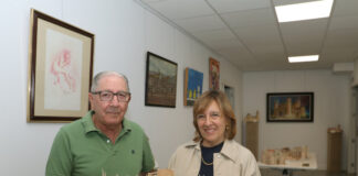 El delineante jubilado, Fernando Vaquero, ha realizado estas maquetas de papel de monumentos icónicos, están expuestas en la Asociación Española Contra el Cáncer (AECC) de Palencia y los fondos obtenidos por su venta irán íntegramente a la lucha contra el cáncer, en la imagen junto a la presidenta de la asociación, Rosa Andrés