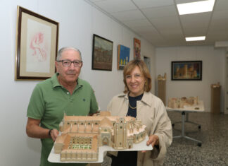 Plegando sueños y construyendo solidaridad con maquetas de papel El delineante jubilado, Fernando Vaquero, ha realizado estas maquetas de papel de monumentos icónicos, están expuestas en la Asociación Española Contra el Cáncer (AECC) de Palencia y los fondos obtenidos por su venta irán íntegramente a la lucha contra el cáncer, en la imagen junto a la presidenta de la asociación, Rosa Andrés