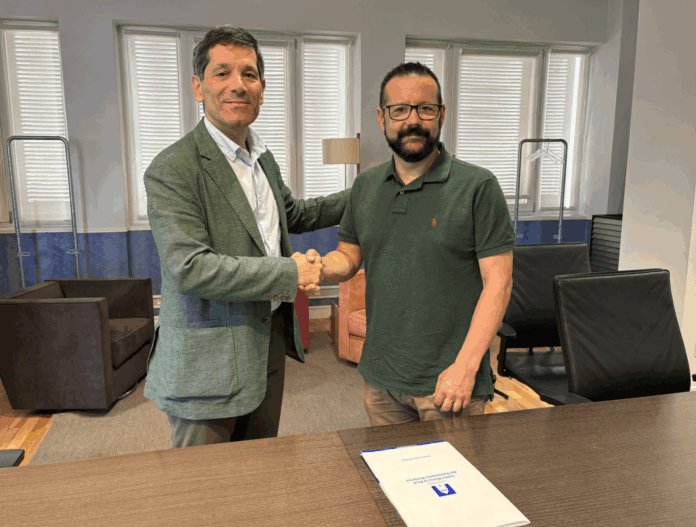 De izquierda a derecha: Paco Hevia, director Corporativo de Galletas Gullón, y Álvaro Retortillo, director general de la Fundación Santa María la Real