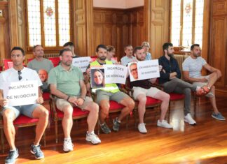 Una decena de policías locales de Palencia protestan en el Pleno por el incumplimiento de un acuerdo salarial Policías locales de Palencia protestan durante el pleno de Ayuntamiento. Fotografía: Brágimo (ICAL)