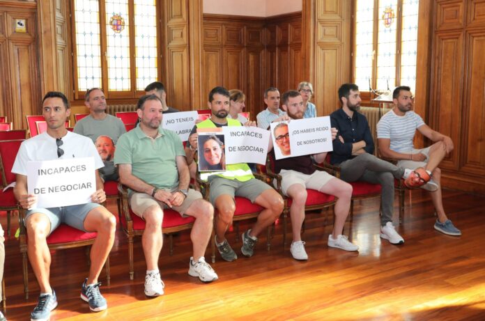 Protesta de policías locales en el pleno del Ayuntamiento Policías locales de Palencia protestan durante el pleno de Ayuntamiento. Fotografía: Brágimo (ICAL)