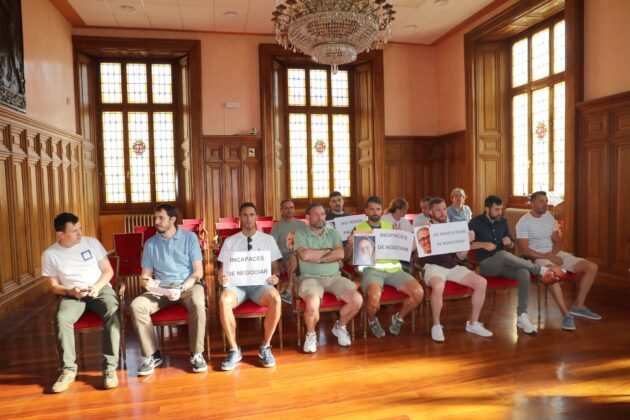 Polic&iacute;as locales de Palencia protestan durante el pleno de Ayuntamiento. Fotograf&iacute;a: Br&aacute;gimo (ICAL)