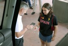 Una usuaria se monta en un autobús con Buscyl