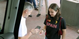 Una usuaria se monta en un autobús con Buscyl