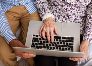 CyL Digital impulsa la formación tecnológica con más de 300 cursos gratuitos en octubre en Castilla y León personas-mayores-TIC-nuevas-tecnologías