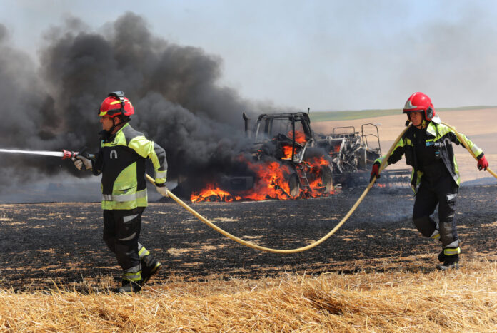 El incendio de una empacadora y un tractor provoca un fuego en varias hectáreas cosechadas en Lantadilla (Palencia)