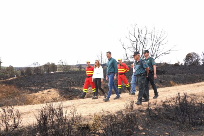 El presidente del Gobierno visita las zonas afectadas por el incendio forestal de la Sierra de la Culebra