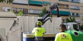 Operarios de Palencia Deslumbra recogiendo esta tarde los contenedores de cartón en la zona de Cardenal Cisneros. / Óscar Herrero
