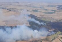 Dos helicópteros y medios terrestres luchan contra un incendio en un monte de Astudillo