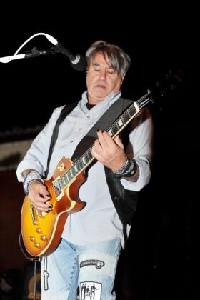 Blash Fern&aacute;ndez, guitarra y vocal