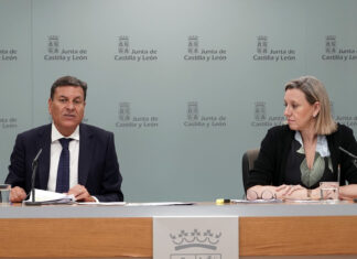 Las ayudas directas de 500 euros por familia evacuada por los incendios serán para viviendas habituales y segundas residencias El consejero de Economía y Hacienda y portavoz, Carlos Fernández Carriedo, y la vicepresidenta y consejera de Familia e Igualdad de Oportunidades, Isabel Blanco, comparecen en rueda de prensa posterior al Consejo de Gobierno. Fotografía: Rubén Cacho