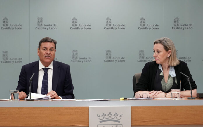 El consejero de Economía y Hacienda y portavoz, Carlos Fernández Carriedo, y la vicepresidenta y consejera de Familia e Igualdad de Oportunidades, Isabel Blanco, comparecen en rueda de prensa posterior al Consejo de Gobierno. Fotografía: Rubén Cacho