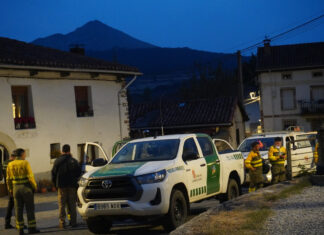 Dispositivo en San Salvador de Cantamuda listo para reforzar el frente de la Abadía de Lebanza. Aida Acitores