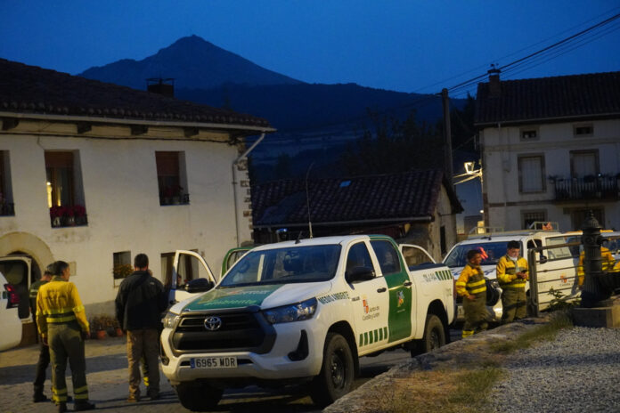 Dispositivo en San Salvador de Cantamuda listo para reforzar el frente de la Abadía de Lebanza. Aida Acitores